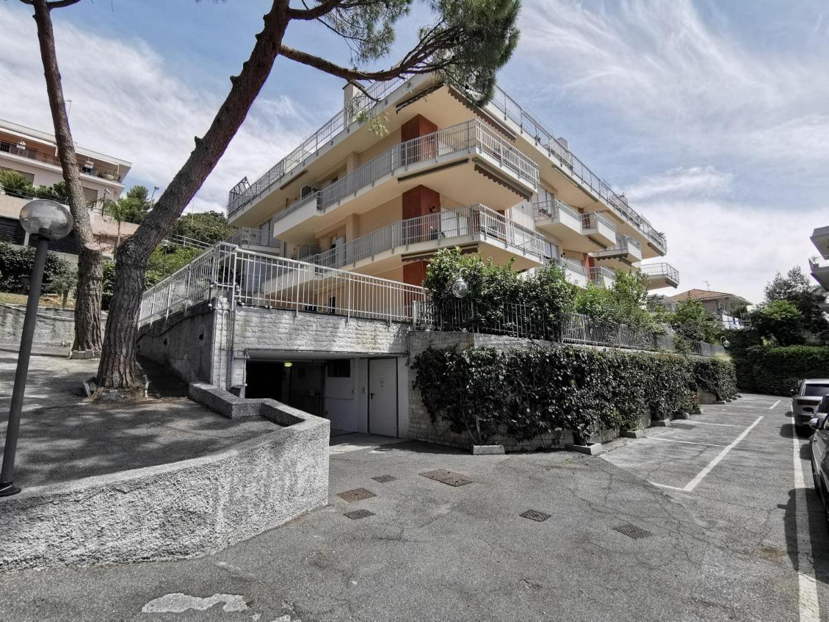 Wh - Appartamento Siccardi In Zona Residenziale Con Posto Auto Сан Ремо Екстериор снимка